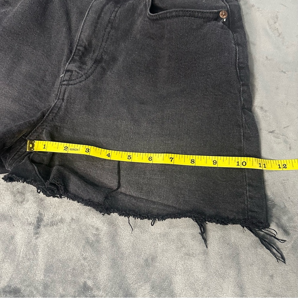 EUC H&M Women’s Black Denim Cut Off Shorts Size 6 / 26in Waist (No Size Tag) - Picture 13 of 16